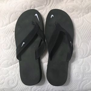 Women’s NIKE flip flops, size 8